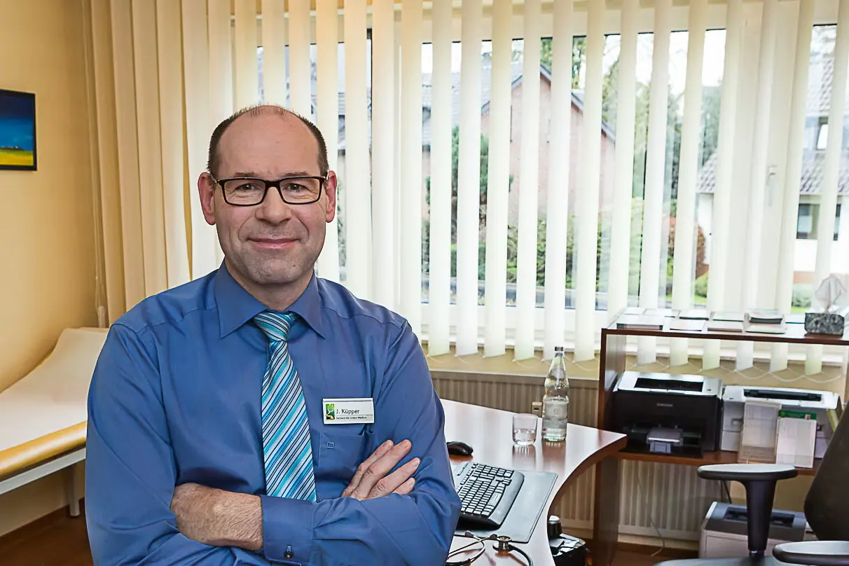 Jörg Küpper im Sprechzimmer der Praxis in Leichlingen